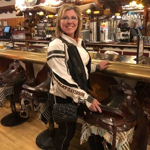 Meet your Posher, Lori l